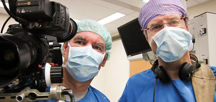 Met Peter Lataster in een operatiekamer van het NKI voor "Morgen zien we weer" van pera & Peter Lataster